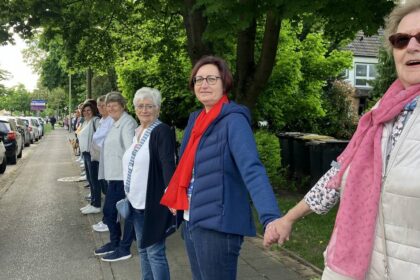 Aktion in Voerde: Hand in Hand für den Frieden – 80 Jahre nach Kriegsende