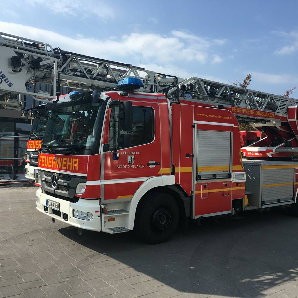 An Gesundheitszentrum in Dinslaken: Brand auf Balkon – Feuerwehr rechnet mit Schlimmerem