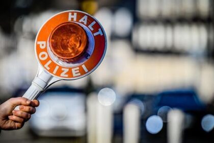 Auto rast durch Dinslakener Innenstadt: Polizei sucht Zeugen