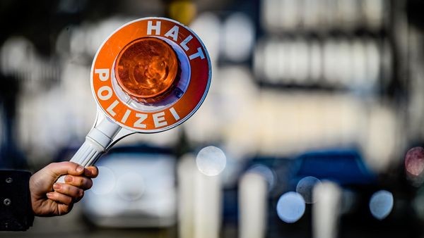 Auto rast durch Dinslakener Innenstadt: Polizei sucht Zeugen
