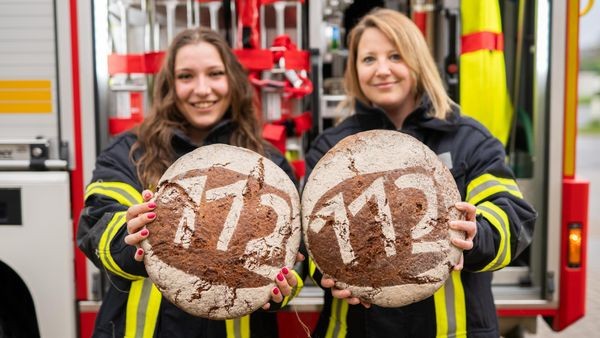 Bäckerei Ernsting unterstützt Feuerwehr Voerde mit „112 Brot“