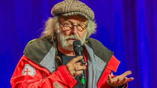 Bestsellerautor Wolf füllt die „Dinslakener Elbphilharmonie“