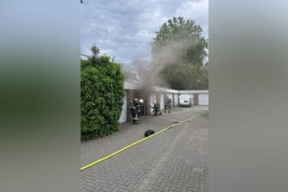 Dinslaken: Feuerwehr holte Gasflaschen aus brennender Garage