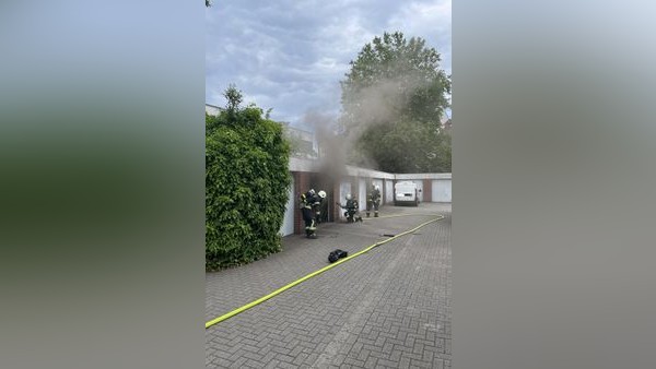 Dinslaken: Feuerwehr holte Gasflaschen aus brennender Garage