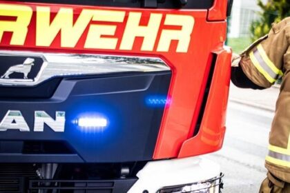 Dinslaken: Feuerwehr löscht Brand einer Trafostation