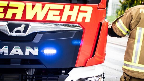 Dinslaken: Feuerwehr löscht Brand einer Trafostation