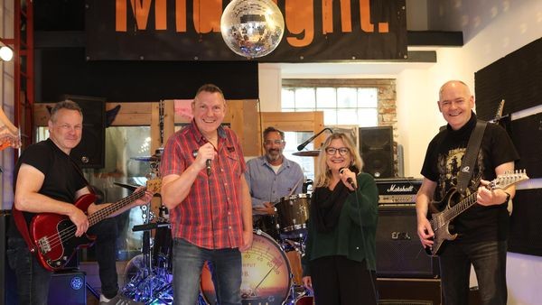 „Dinslaken ist geil“: Band spielt Stadt-Hymne im Ausland