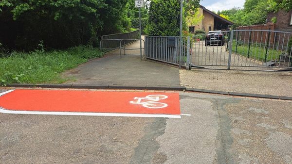 Dinslaken: Kuriose Markierung für Radfahrer - wie es dazu kam