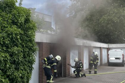 Feuerwehreinsatz in Dinslaken: Brand in Garage – in dieser lagern Gasflaschen