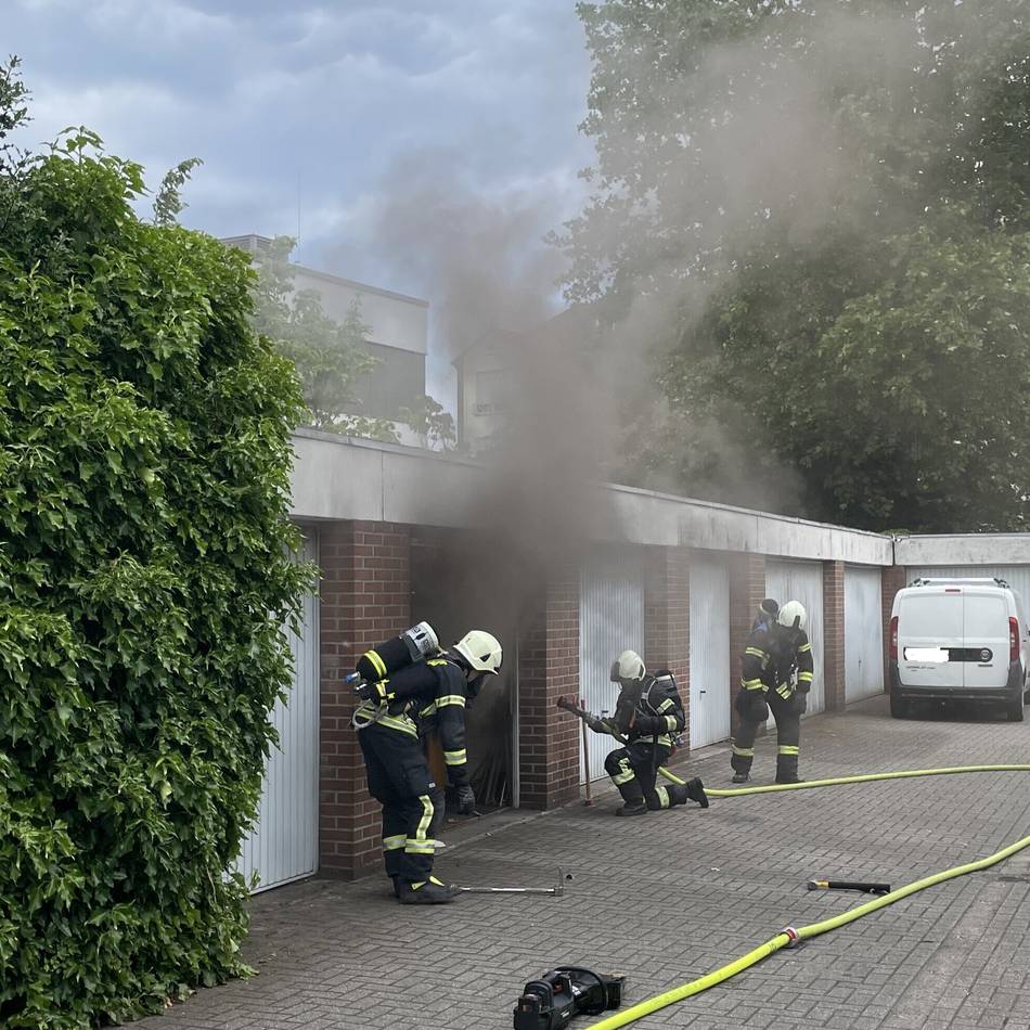 Feuerwehreinsatz in Dinslaken: Brand in Garage – in dieser lagern Gasflaschen
