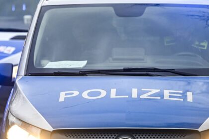 „Komme gleich wieder“: Autofahrer flüchtet nach Unfall in Wesel – Radlerin schwer verletzt