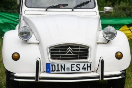 Kultautos in Hünxe: Enten- und Oldtimertreffen mit 80er-Party