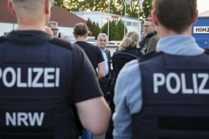 Polizeirazzia: Minister Reul in Dinslakener Diskothek