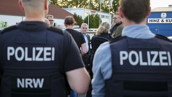 Polizeirazzia: Minister Reul in Dinslakener Diskothek