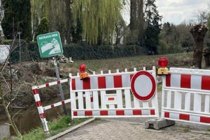 Stadt Dinslaken: Brücke für den Rotbach wird angeliefert