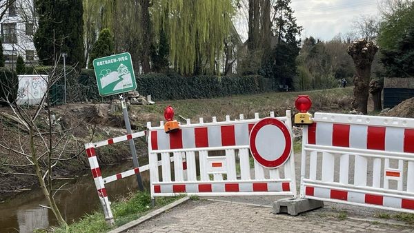 Stadt Dinslaken: Brücke für den Rotbach wird angeliefert
