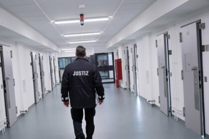 Tatverdächtiger weiterhin in U-Haft: Musiklehrer (71) aus Dinslaken soll Schülerin missbraucht haben