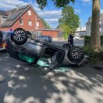 Unfall in Dinslaken: Auto fährt gegen Baum und überschlägt sich