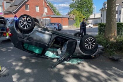 Unfall in Dinslaken: Auto fährt gegen Baum und überschlägt sich