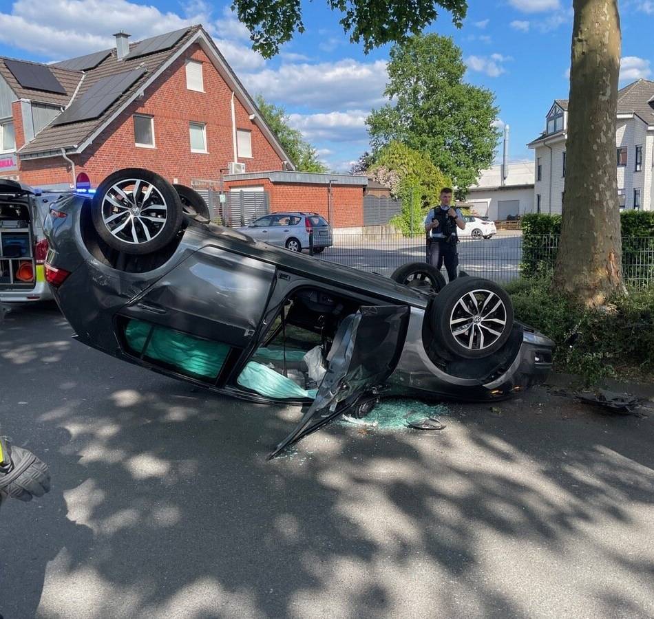 Unfall in Dinslaken: Auto fährt gegen Baum und überschlägt sich