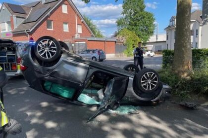 Unfall in Dinslaken: Betrunkener Fahrer kollidierte mit Baum