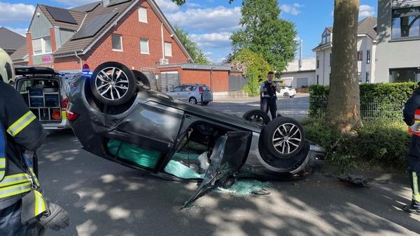 Unfall in Dinslaken: Betrunkener Fahrer kollidierte mit Baum