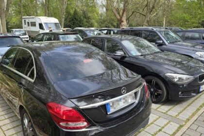 Unfallflucht nach Parkplatzrempler – diese Strafen drohen