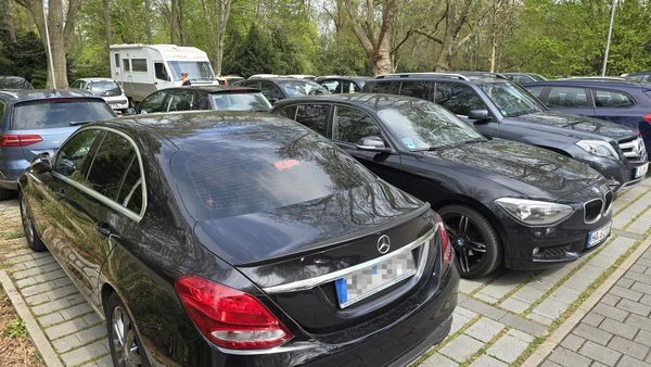 Unfallflucht nach Parkplatzrempler – diese Strafen drohen