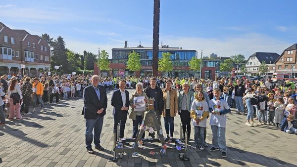 Voerde: 750 Grundschüler senden auf Marktplatz klare Botschaft