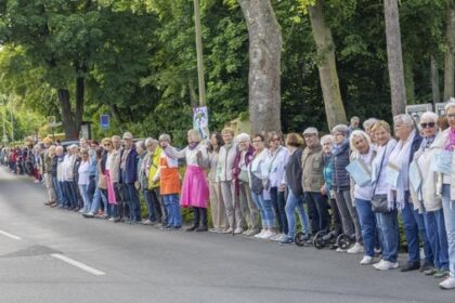 XXL-Menschenkette: Voerde setzt starkes Zeichen für den Frieden