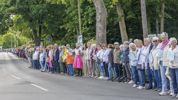 XXL-Menschenkette: Voerde setzt starkes Zeichen für den Frieden