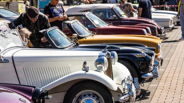 140 Kilometer Nostalgie: Rheinfels-Rallye lockt Oldtimer-Fans
