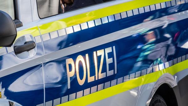 Dinslakener (39) läuft auf Fahrbahn und beleidigt Polizisten
