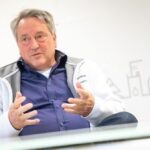 Dinslakener Arzt schreibt Krimi – mit Arzt als Hauptfigur