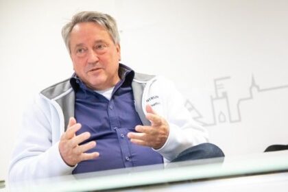 Dinslakener Arzt schreibt Krimi – mit Arzt als Hauptfigur