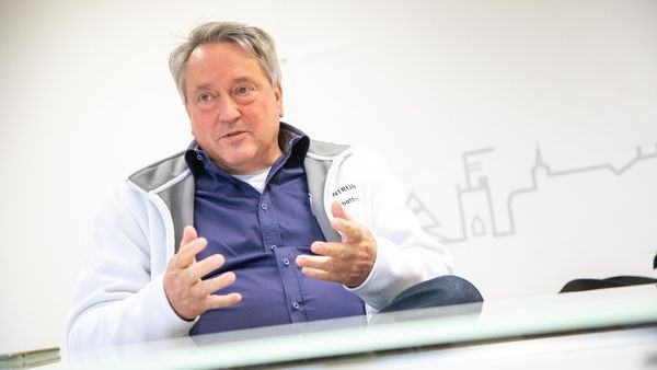 Dinslakener Arzt schreibt Krimi – mit Arzt als Hauptfigur