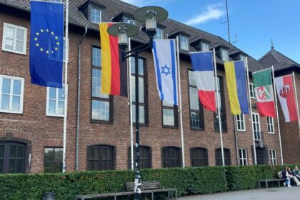 Diskussion in Dinslaken: Flaggen ersetzen? – „verdienen ihren Platz vorm Rathaus“