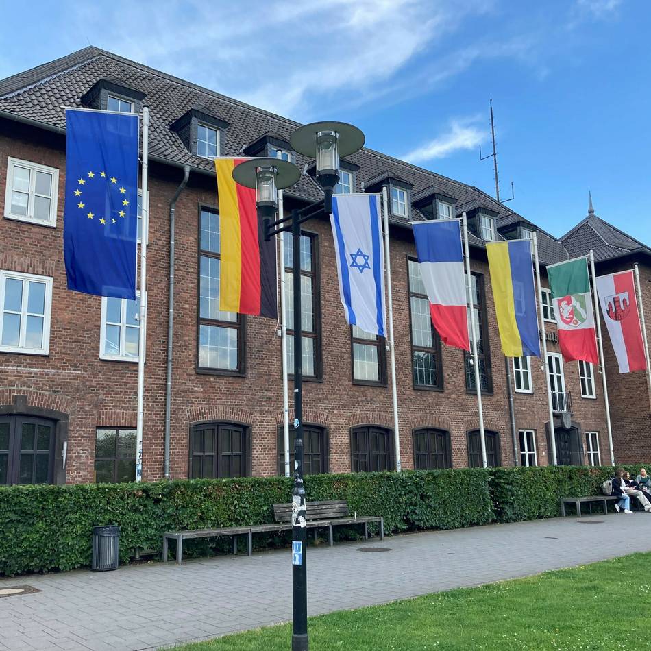 Diskussion in Dinslaken: Flaggen ersetzen? – „verdienen ihren Platz vorm Rathaus“