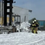 Feuer in Voerde: Gabelstapler brennt – Feuerwehr löscht mit Schaum
