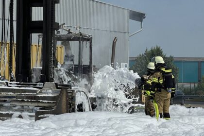 Feuer in Voerde: Gabelstapler brennt – Feuerwehr löscht mit Schaum