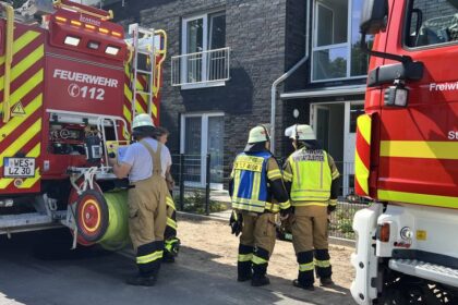 Feuer in Voerde: Kellerbrand – Feuerwehr ringt mit dem Rauch