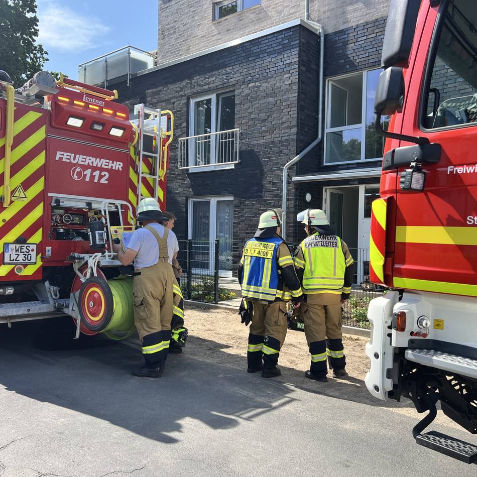 Feuer in Voerde: Kellerbrand – Feuerwehr ringt mit dem Rauch