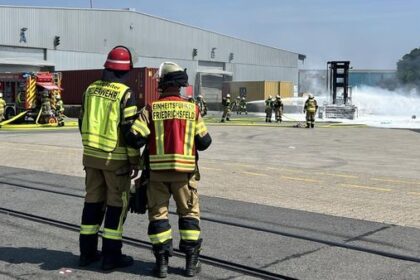 Feuer in Voerder Logistikfirma: Gabelstapler in Flammen