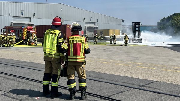 Feuer in Voerder Logistikfirma: Gabelstapler in Flammen