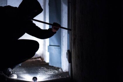 In Dinslaken: Einbruch in Imbiss – Polizei fahndet nach zwei Männern