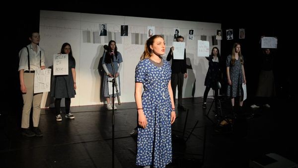 Jugendclub der Burghofbühne: „Rechtssein cool“ am Gymnasium