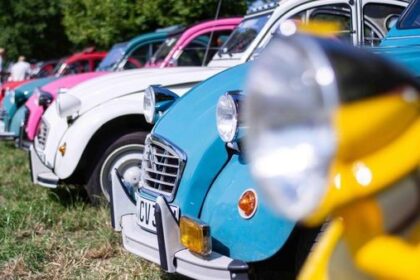 Mittsommernacht mit Kultautos: Enten-Treffen feiert 33. Auflage