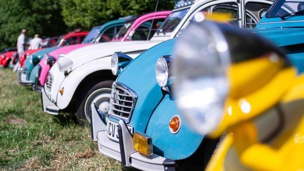 Mittsommernacht mit Kultautos: Enten-Treffen feiert 33. Auflage