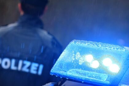 Nachts in Dinslaken: Betrunkener Radfahrer baut beinahe Unfall – direkt vor der Polizeiwache