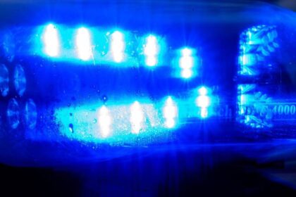 Nachts in Dinslaken: Unbekannte werfen Stein auf fahrendes Auto